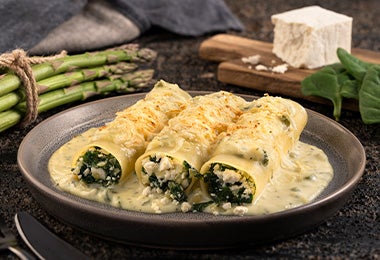 Plato de canelones con clases de salsas bechamel  