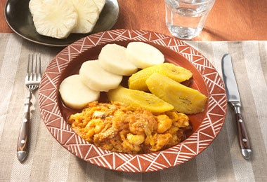 Platillo de yuca con plátano como alimentos carbohidratos energéticos.