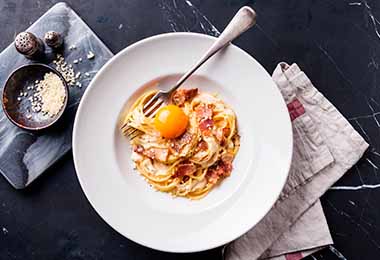  Carbonara con yema de huevo 