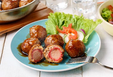 Carne rellena en forma de albóndigas acompañada de una ensalada fresca