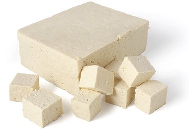 Tofu, una carne vegetal muy conocida, cortado en cubos.