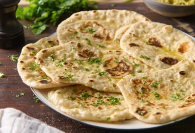 Casabes uno sobre otro coronado con una pizca de cilantro.