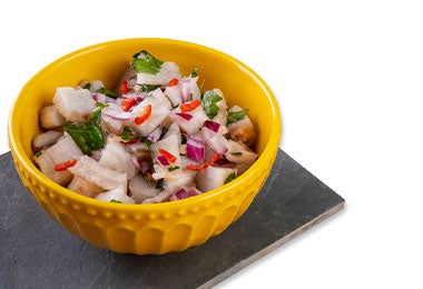Pequeño tazón de ceviche de camarón para degustar como entrada en fiestas.