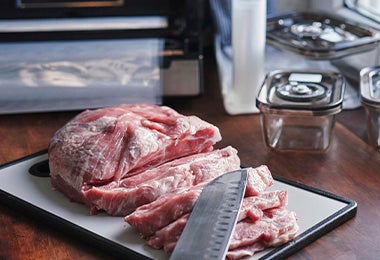 Chicharrón de cerdo sobre tabla de picar para menú semanal familiar.