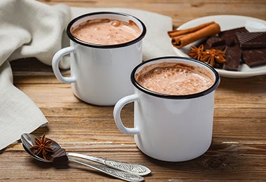 Dos pocillos de chocolate santafereño.