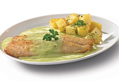 Pescado en salsa de cilantro, acompañado con papas.