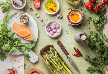 Elementos propios de cocina sostenible vistos desde arriba.