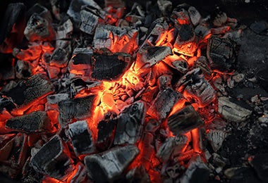 Cocinar a la leña brasas ardiendo 