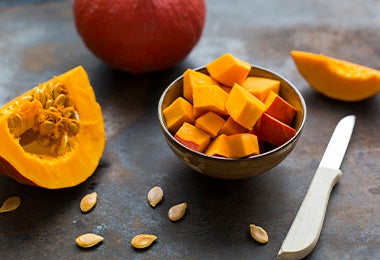 Calabaza cortada en dados del mismo tamaño para cocinar al vapor.