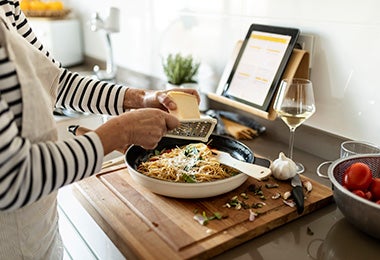 Cocinar en casa siguiendo receta 