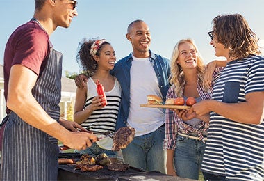 Comensales compartiendo una comida casual en terraza con ambiente acogedor.