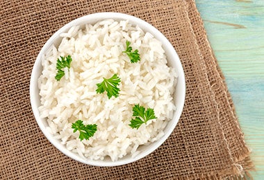 Arroz con hojas de cilantro, una de las comidas fáciles de hacer que valen la pena aprender.