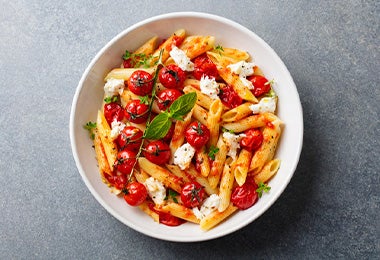 Pasta, una comida fácil de hacer, con tomates y queso