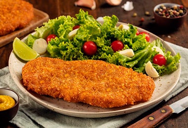 Comidas fritas plato apanado con ensalada