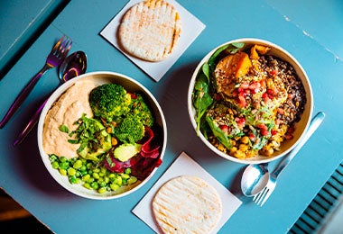 Dos platos de comida vegana servidos para el almuerzo.