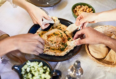 Hummus servido en una mesa con amigos, una comida vegana deliciosa. 