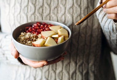 Bowl con cereales y frutas, comidas vegetarianas.
