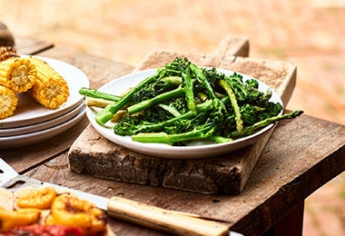 Espárragos y mazorcas, dos comidas vegetarianas en un asado.