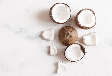 Cómo abrir coco para extraer aceite