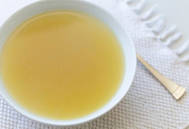  Tanto un caldo como un consomé de pollo se pueden colar para limpiar impurezas.