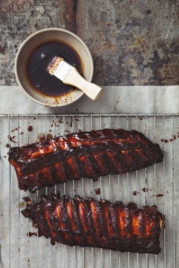 Costillas de cerdo ahumadas y bañadas en salsa de barbacoa.
