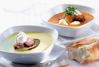  Crema de hongos comestibles con queso y pan.
