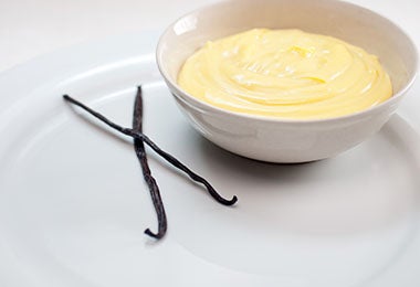 Crema pastelera preparada con ramas de vainilla.