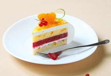 Un relleno de crema y gelatina en una torta frutal.