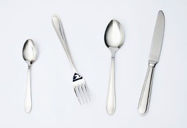 Cuchillería organizada en la cocina.