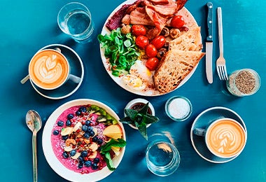 Desayuno continental con granola, café, pan y tocineta 