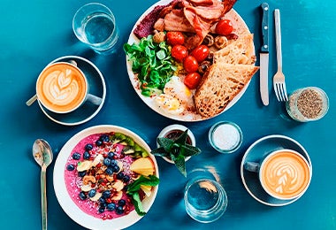 Desayuno continental con granola, café, pan y tocineta 