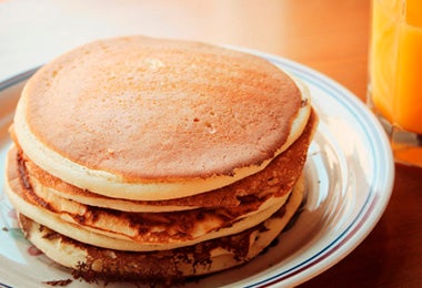 Pancakes y jugo de naranja