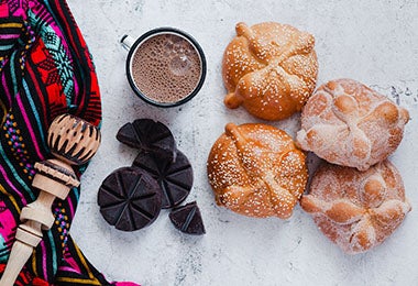 Dulces y bebidas en altar para celebrar Día de Muertos