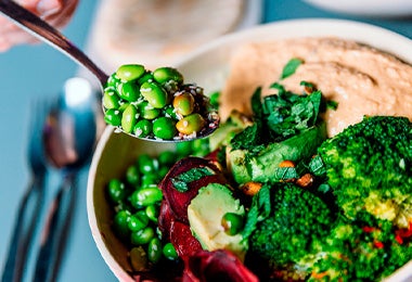 Fríjoles edamame con brócoli, para acompañar adecuadamente tu pollo japonés