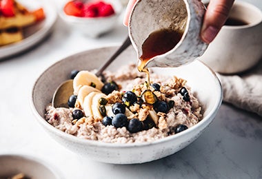 Endulzar granola con jarabe de arce en postres veganos