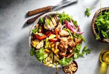 Ensalada balanceada con pollo a la parrilla y verduras, ideal para cenar