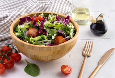 Ensalada de escarola con tomates Cherry y aderezo de vinagre balsámico