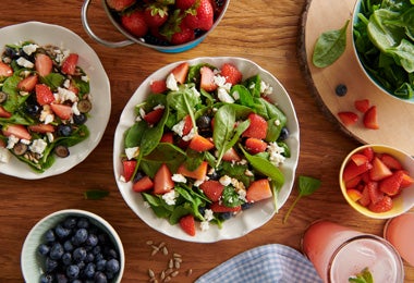 Ensalada de frutas y lechuga con fresas y frutas frescas para compartir