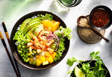 Ensalada de frutas con lechuga, frutas frescas como mango, aguacate y edamames