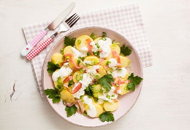 Ensalada andina de papa con jamón, perejil y crema.