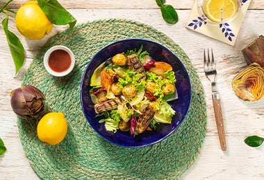 Ensalada fresca en plano cenital con un poco de pasta de tamarindo, limón y un tenedor