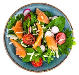 Ensalada de salmón ahumado en caliente con tomate y lechuga.