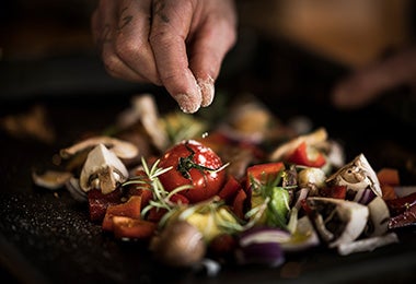 Ensalada sazonada con tomate y zucchini