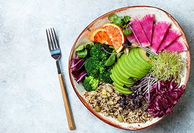 Ensalada con semillas de girasol, aguacate, brócoli y otras verduras