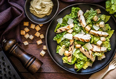 Plato de ensalada balanceada con proteína