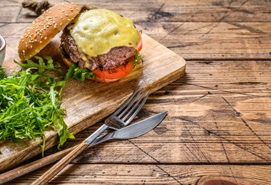 Escarola fresca como acompañamiento de hamburguesa gourmet con queso