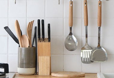 Una cocina con utensilios como cucharón y espátula