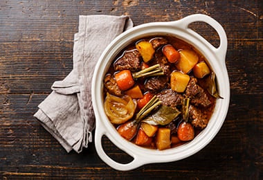Tazón de estofado de carne con verduras hecho con cocción húmeda. 