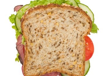 Sándwich con pan integral como snack bajo en calorías.
