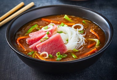 Sopa de verduras con fideos de arroz.